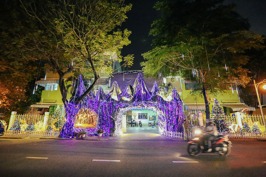 Chùm ảnh: Những chủ biệt thự ở phố nhà giàu Sài Gòn đầu tư cả chục triệu đồng trang trí Noel